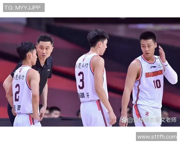 金敬道抢断瞬间引发全场欢呼助力球队逆转胜利的精彩时刻