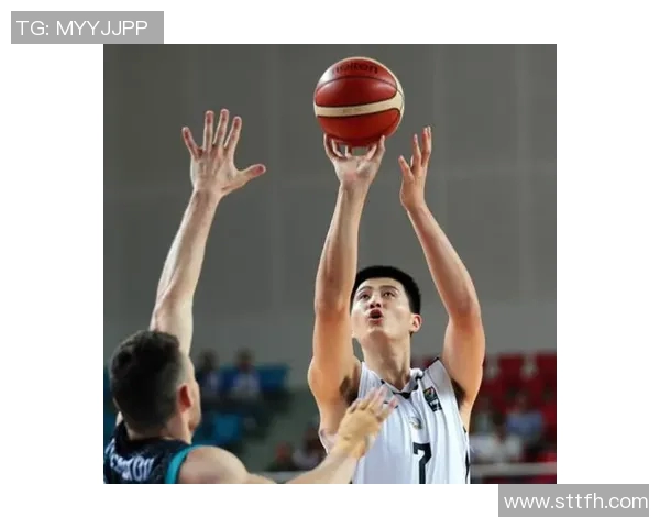 蒋光太成功抢断展现出色防守能力助力球队逆转局势