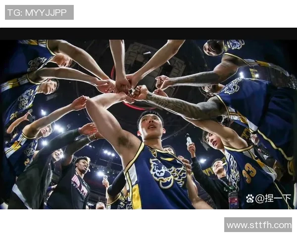 胡金秋勾手绝技展现篮球魅力引发球迷热议与赞叹 胡金秋勾手绝技展现篮球魅力引发球迷热议与赞叹